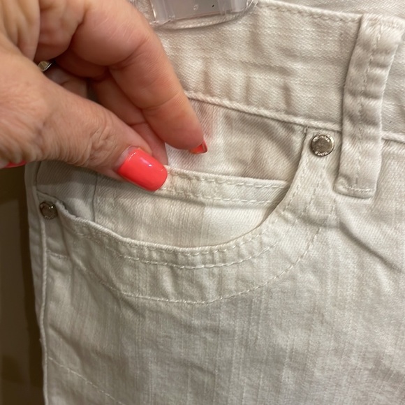 Michael Kors women’s white denim Bermuda low mid rise shorts frayed hem size 6 - Picture 3 of 14